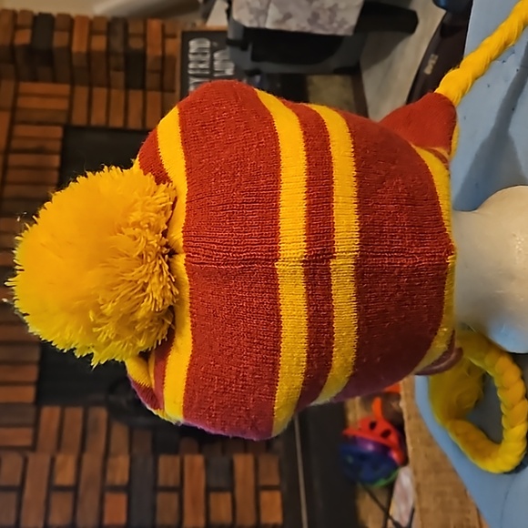 🌟3/$25🌟 Official Harry Potter Red/Yellow Gryffindor Woman's Winter Hat - Picture 5 of 6